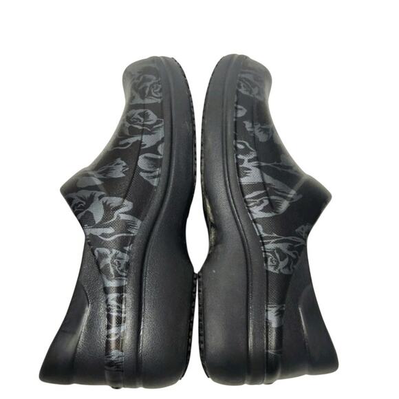 CROCS Shoes - Womens CROCS clogs neria Pro 2 black silver rose pattern comfortable size 7